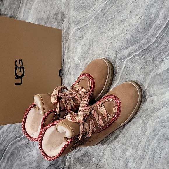 NIB (new in box) Women's UGG Hiker Boots - Picture 1 of 8